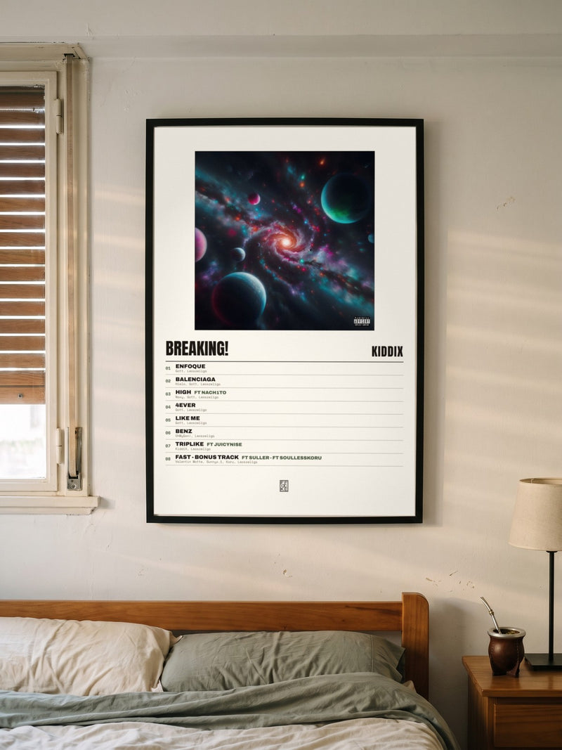 Póster de Breaking! de KiddiX enmarcado en una pared, en un ambiente real