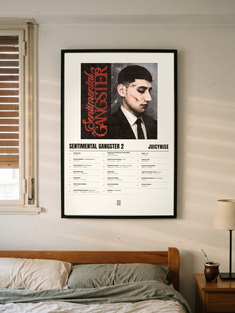 Póster de Sentimental Gangster 2 de JuicyNise enmarcado en una pared, en un ambiente real