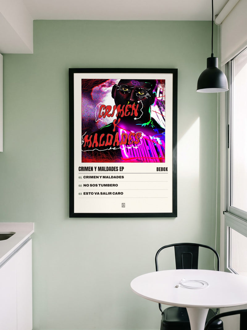 Póster de CRIMEN Y MALDADES EP de Bebox enmarcado en una pared, en un ambiente real