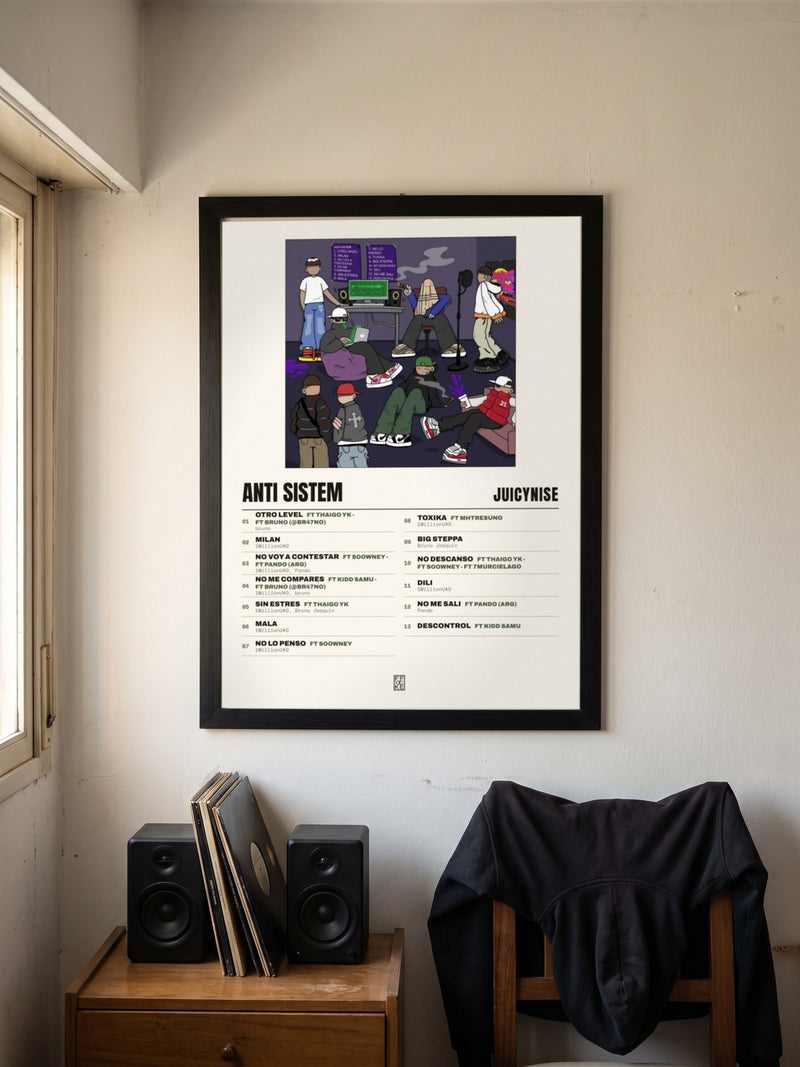 Póster de Anti Sistem de JuicyNise enmarcado en una pared, en un ambiente real
