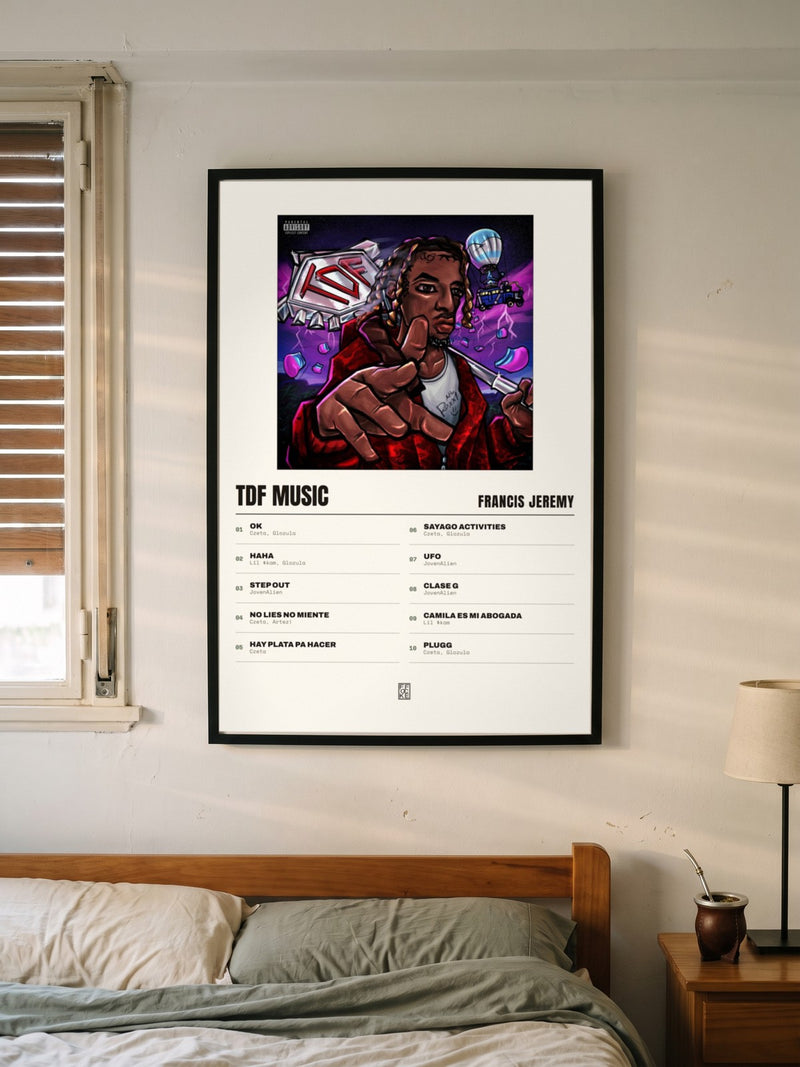 Póster de TDF MUSIC de Francis Jeremy enmarcado en una pared, en un ambiente real
