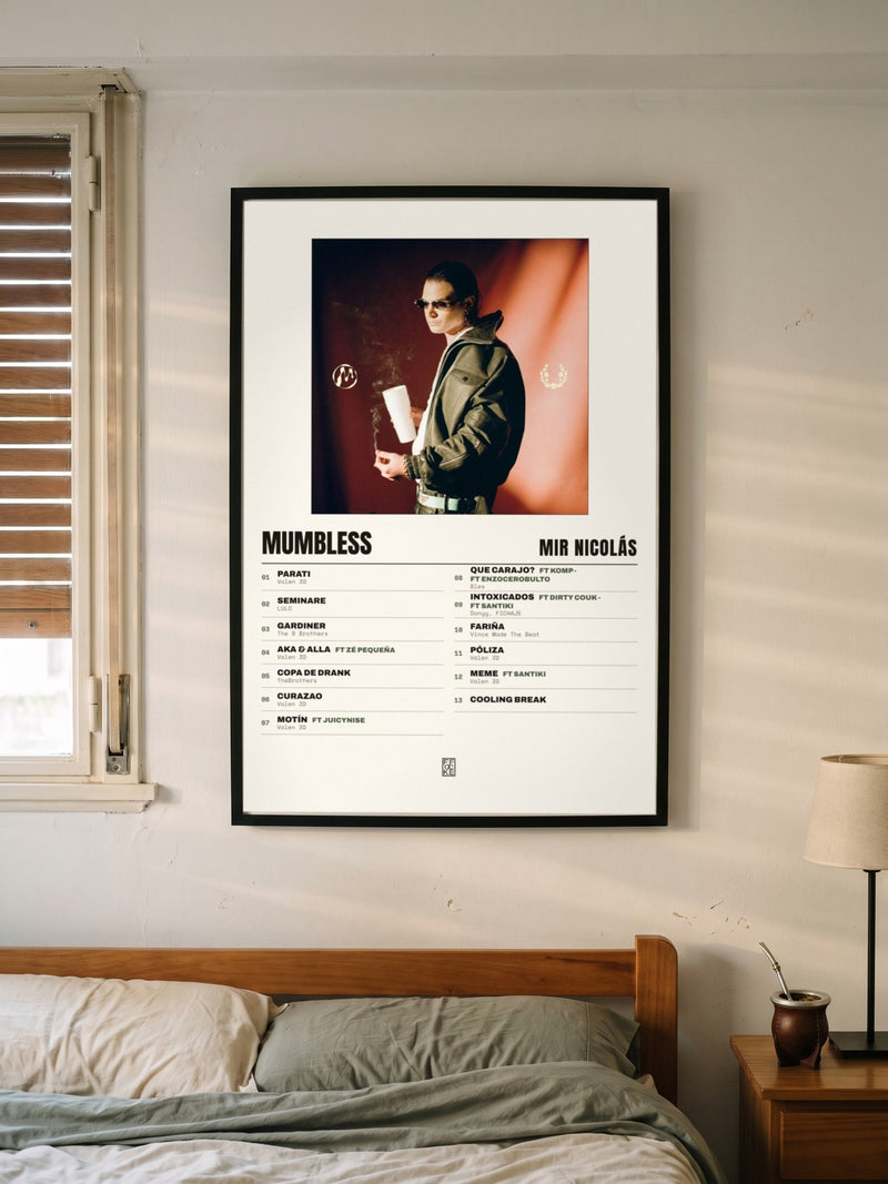Póster de MUMBLESS de Mir Nicolás enmarcado en una pared, en un ambiente real