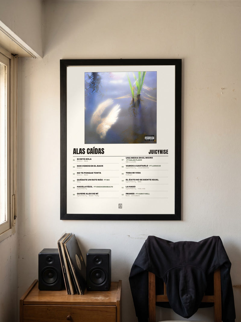 Póster de Alas Caídas de JuicyNise enmarcado en una pared, en un ambiente real