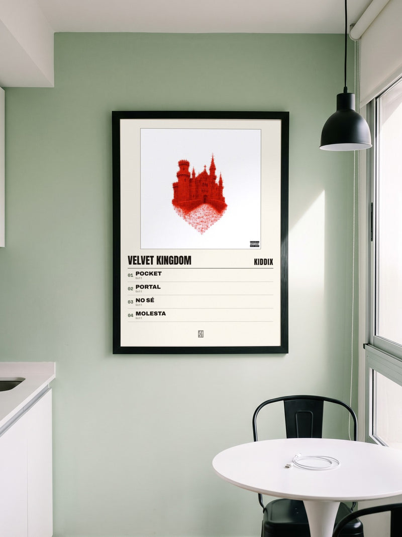 Póster de Velvet Kingdom de KiddiX enmarcado en una pared, en un ambiente real