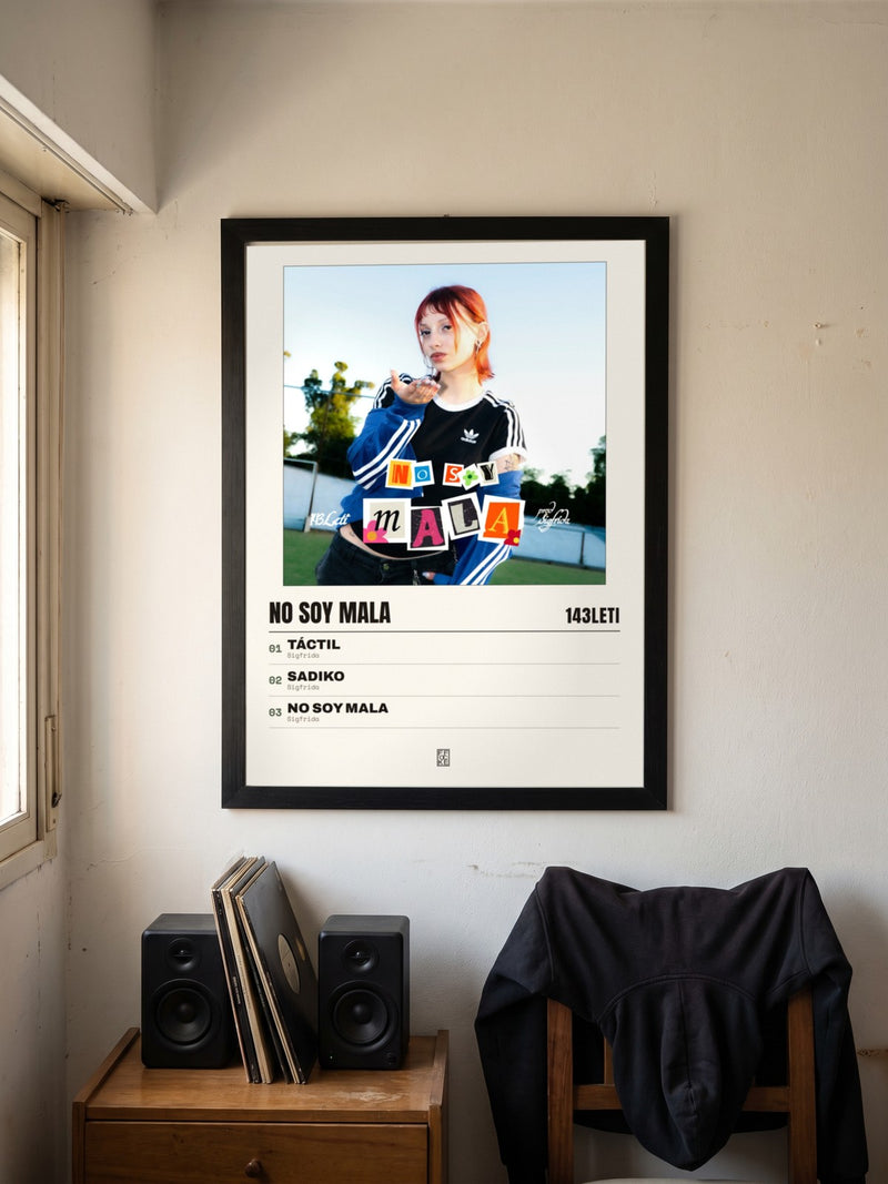 Póster de No Soy Mala de 143LETI enmarcado en una pared, en un ambiente real