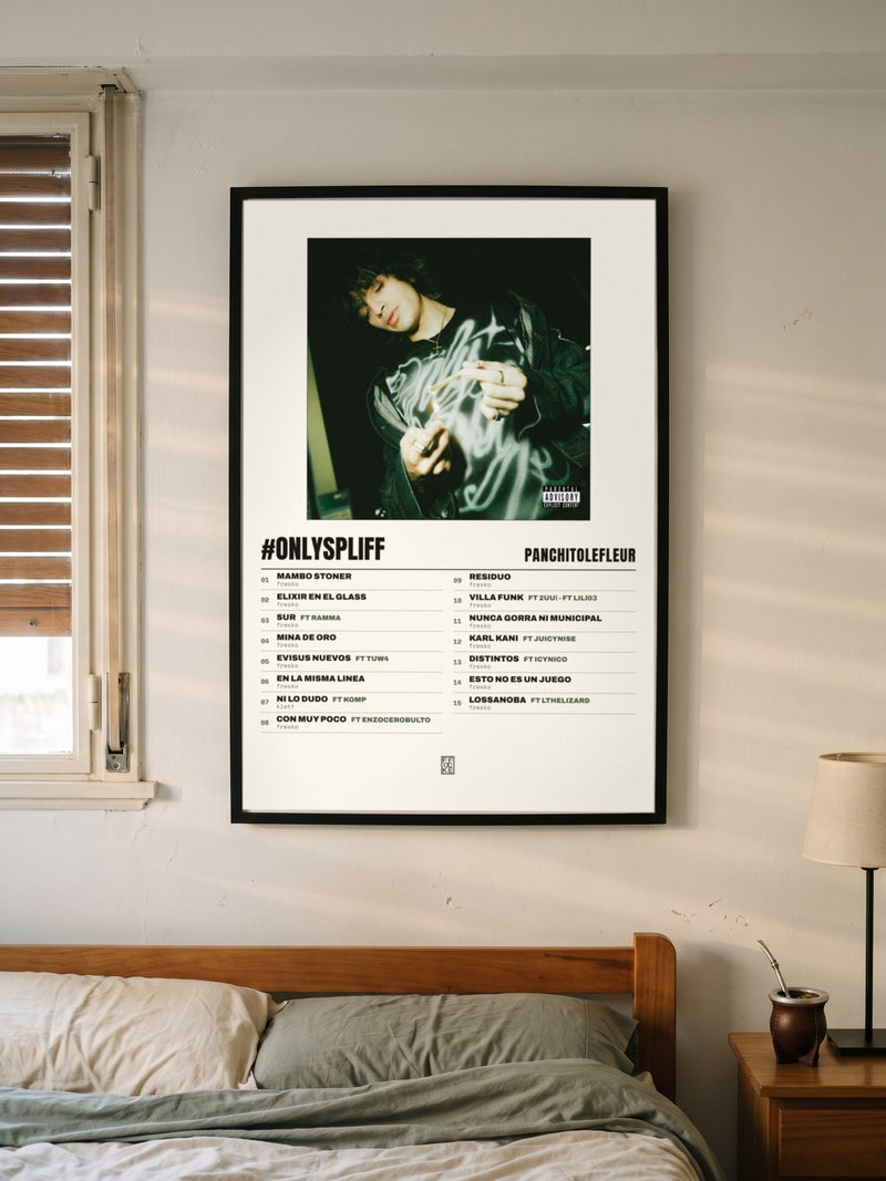Póster de #ONLYSPLIFF de PanchitoLeFleur enmarcado en una pared, en un ambiente real