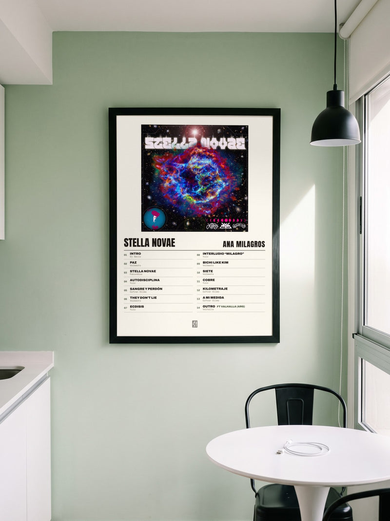 Póster de Stella Novae de Ana Milagros enmarcado en una pared, en un ambiente real