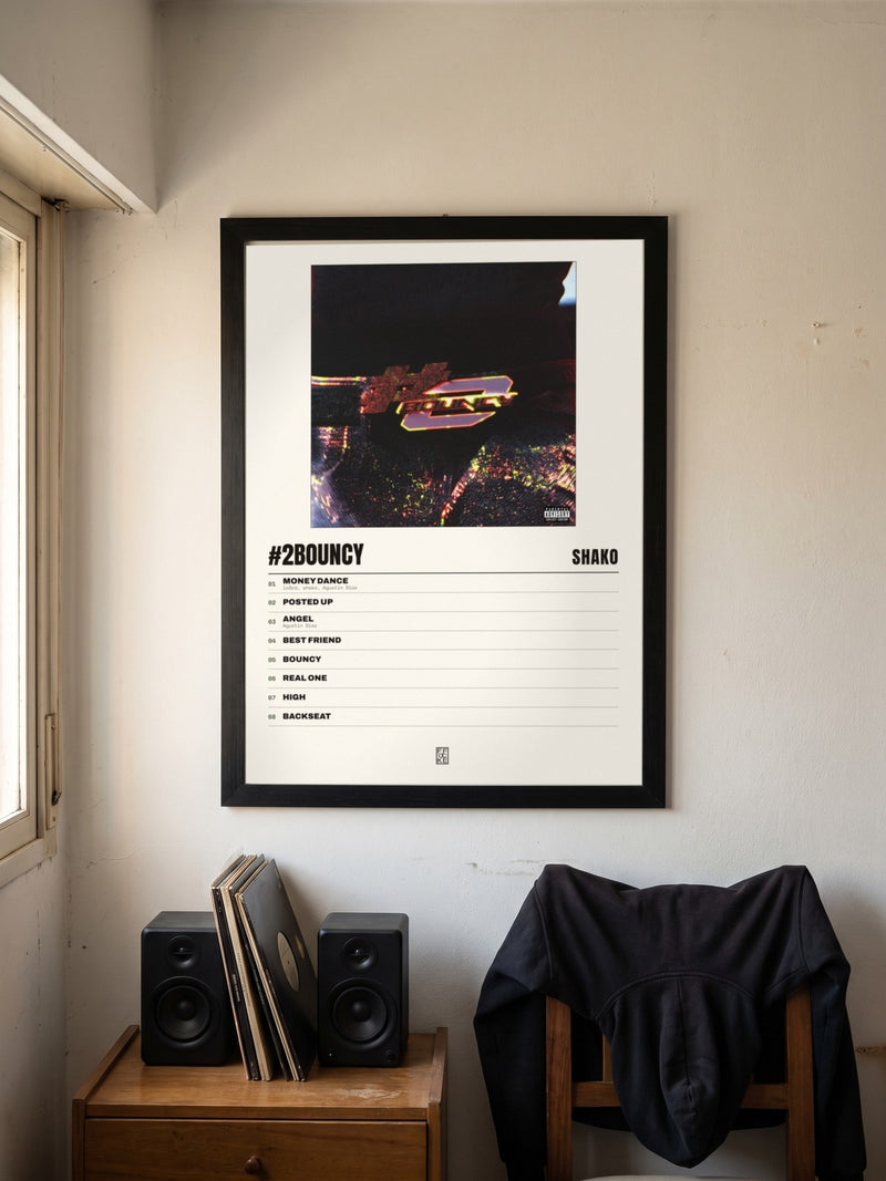 Póster de #2Bouncy de Shako enmarcado en una pared, en un ambiente real