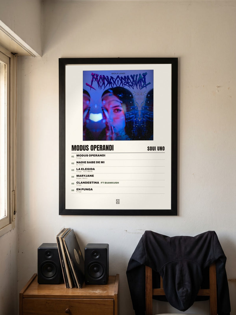 Póster de Modus Operandi de Soui Uno enmarcado en una pared, en un ambiente real