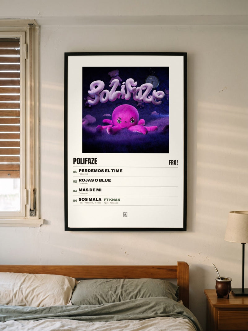Póster de Polifaze de FRO! enmarcado en una pared, en un ambiente real