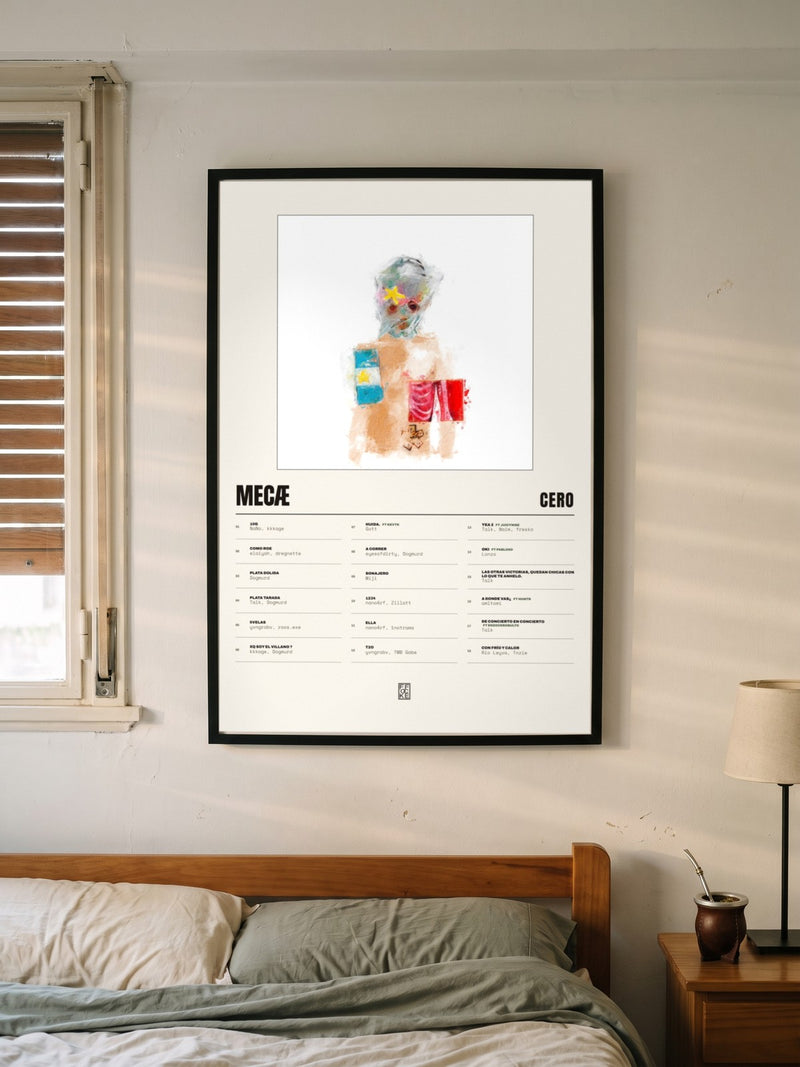 Póster de MecÆ de cero* enmarcado en una pared, en un ambiente real