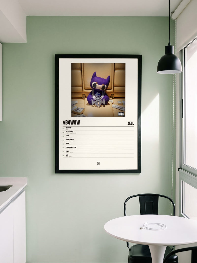 Póster de #B4Wow de Zell enmarcado en una pared, en un ambiente real