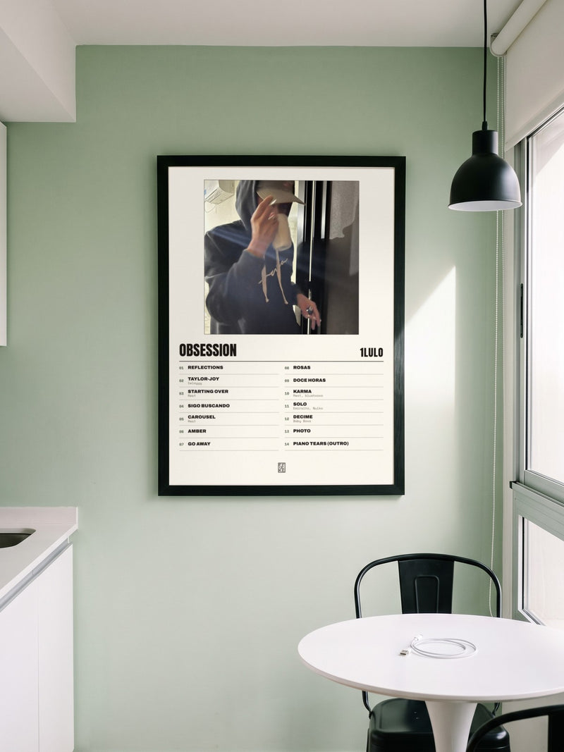 Póster de Obsession de 1lulo enmarcado en una pared, en un ambiente real