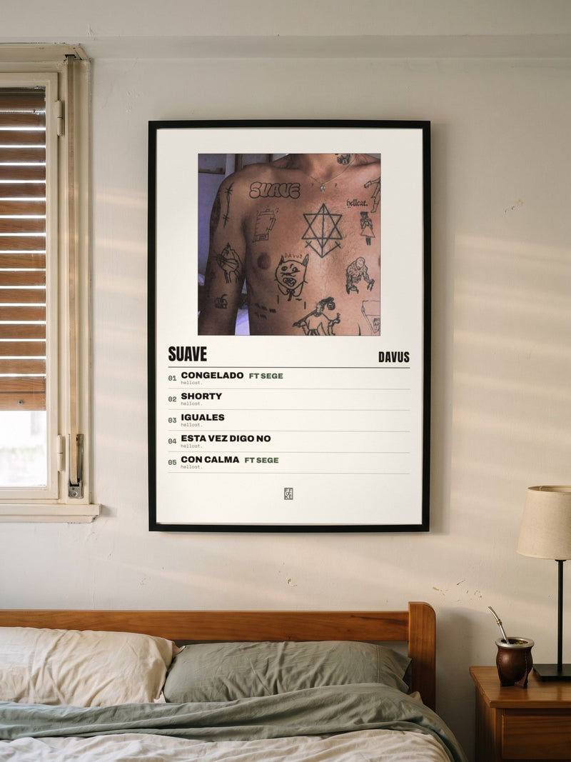 Póster de Suave de Davus enmarcado en una pared, en un ambiente real