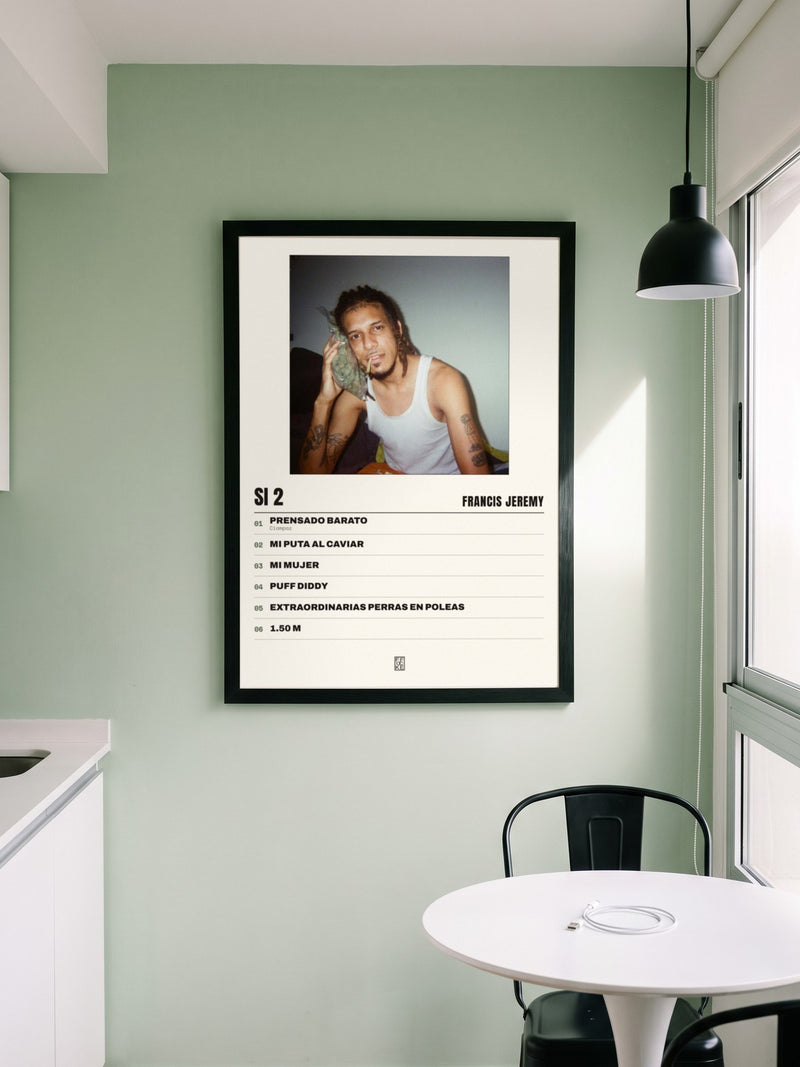 Póster de SI 2 de Francis Jeremy enmarcado en una pared, en un ambiente real