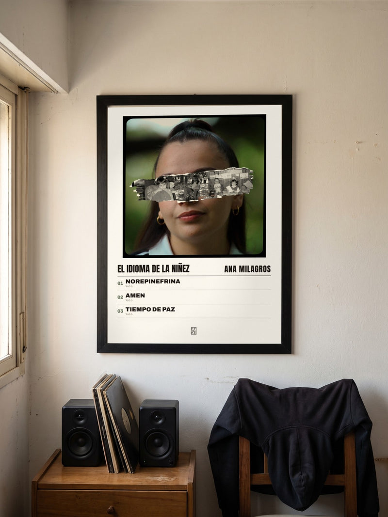 Póster de EL IDIOMA DE LA NIÑEZ de Ana Milagros enmarcado en una pared, en un ambiente real