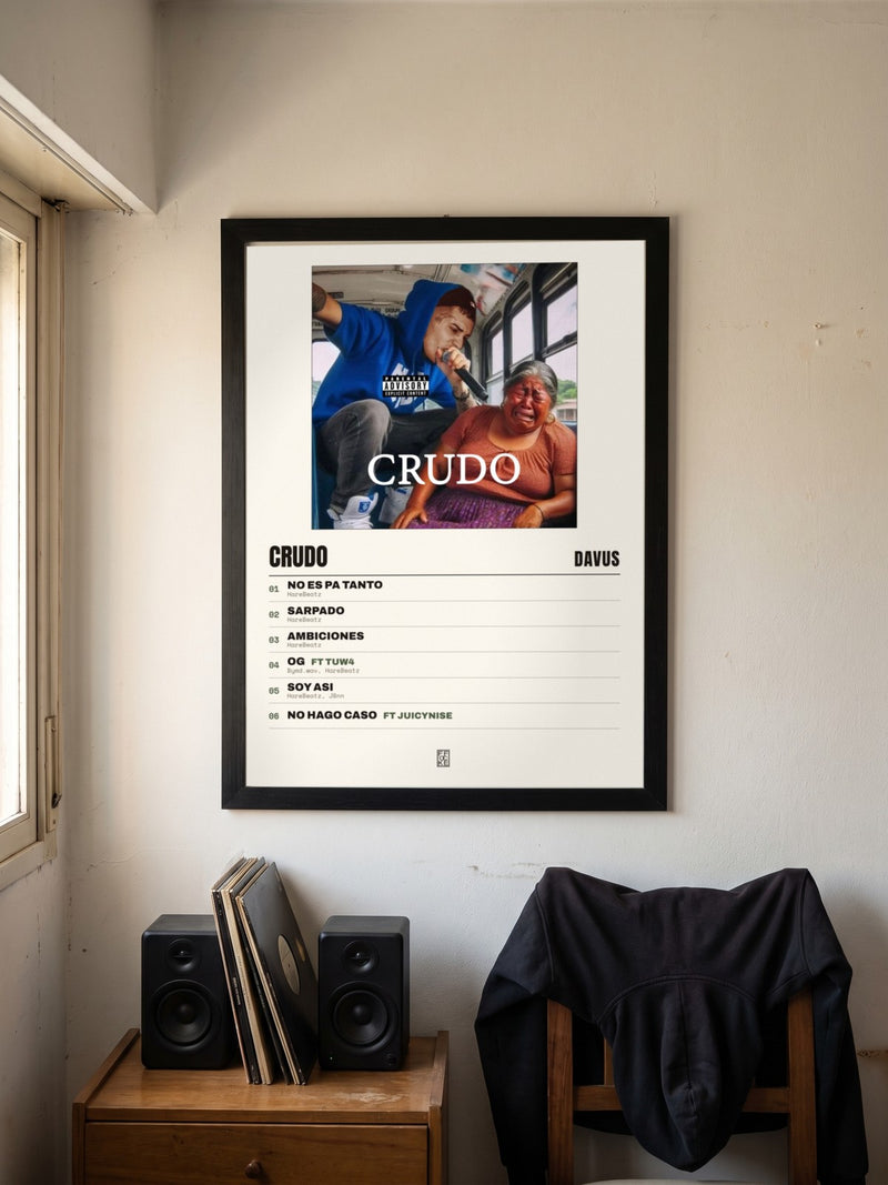 Póster de CRUDO de Davus enmarcado en una pared, en un ambiente real