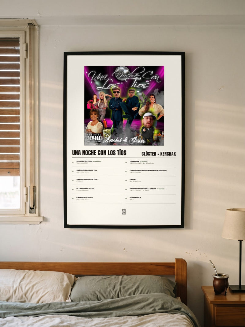 Póster de Una Noche Con Los Tíos de Clúster × KERCHAK enmarcado en una pared, en un ambiente real