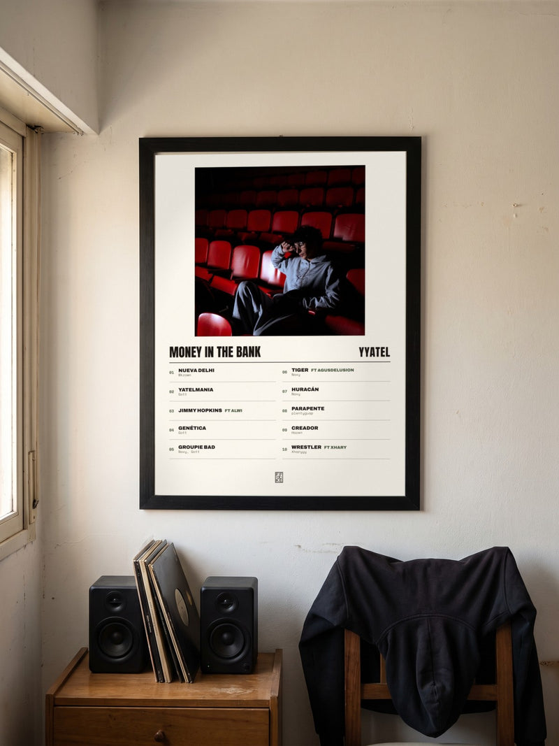 Póster de Money in the Bank de yyatel enmarcado en una pared, en un ambiente real