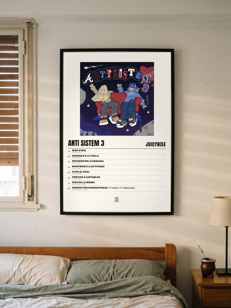 Póster de Anti Sistem 3 de JuicyNise enmarcado en una pared, en un ambiente real