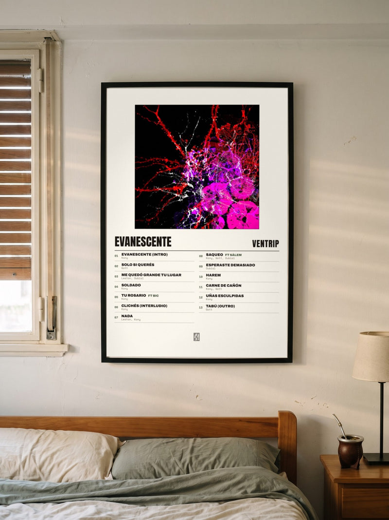 Póster de Evanescente de Ventrip enmarcado en una pared, en un ambiente real
