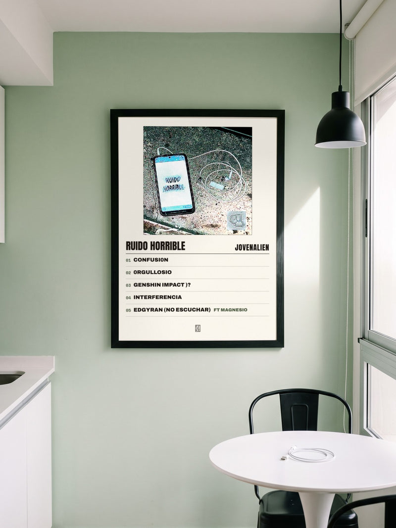 Póster de Ruido Horrible de jovenalien enmarcado en una pared, en un ambiente real