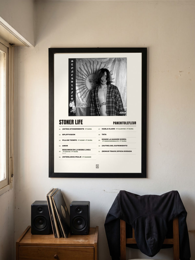 Póster de STONER LIFE de PanchitoLeFleur enmarcado en una pared, en un ambiente real
