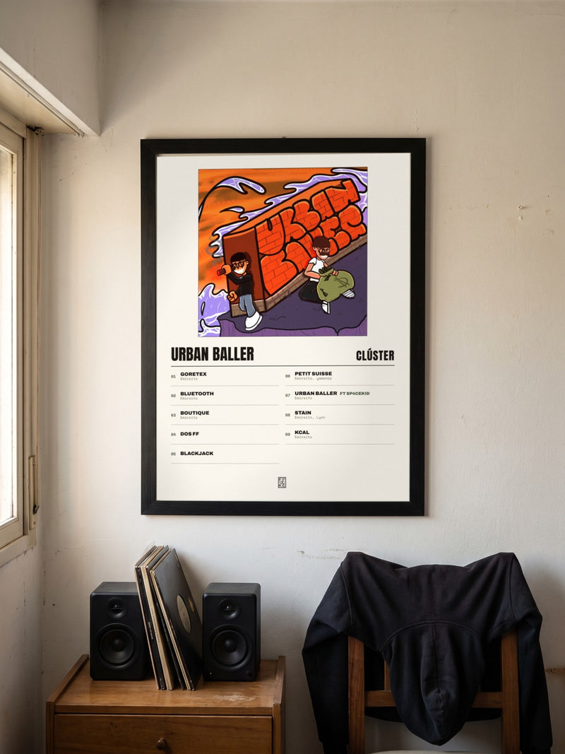 Póster de Urban Baller de Clúster enmarcado en una pared, en un ambiente real