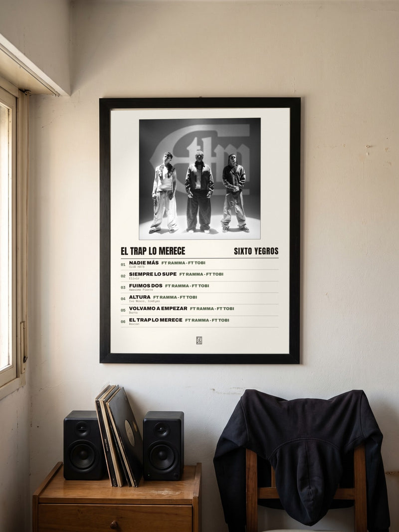 Póster de EL TRAP LO MERECE de Sixto Yegros enmarcado en una pared, en un ambiente real