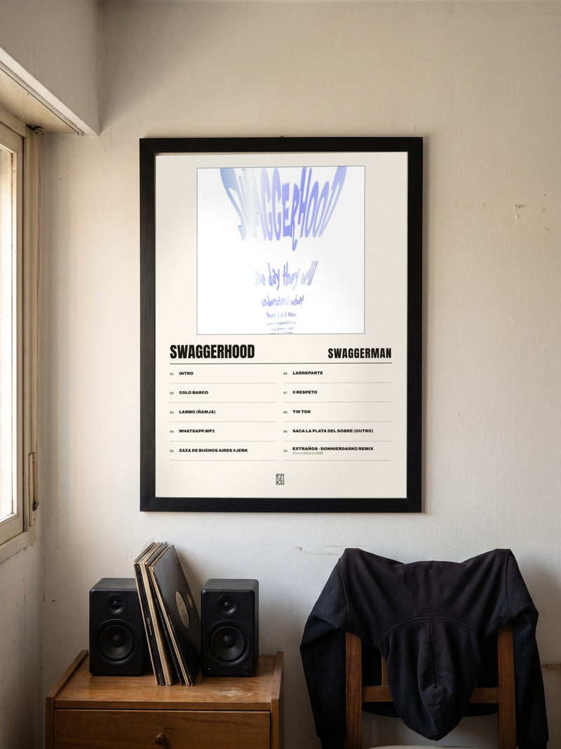 Póster de SWAGGERHOOD de swaggerman enmarcado en una pared, en un ambiente real