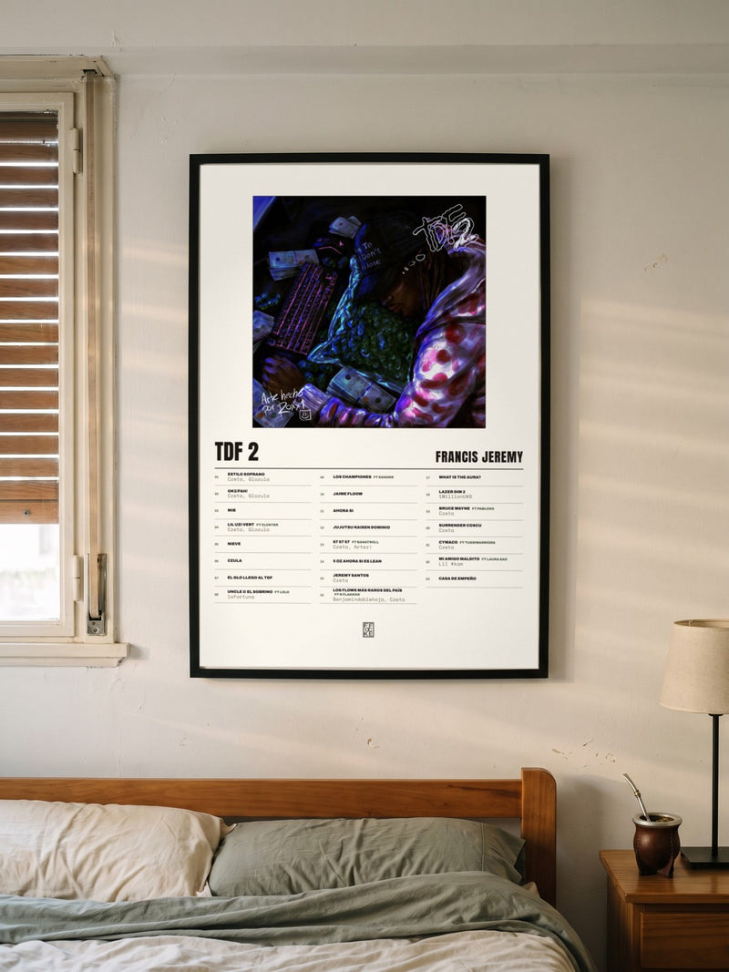 Póster de TDF 2 de Francis Jeremy enmarcado en una pared, en un ambiente real