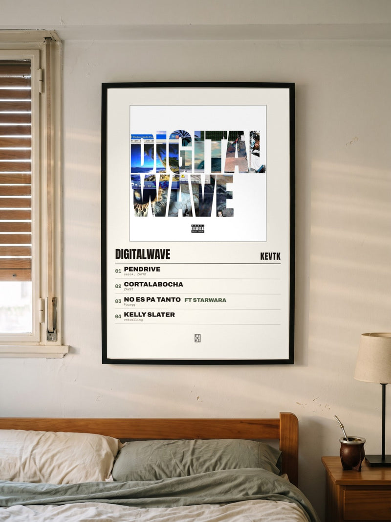 Póster de DiGiTALWAvE de KevTK enmarcado en una pared, en un ambiente real