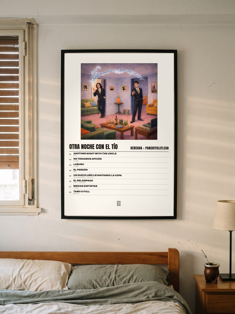 Póster de Otra Noche Con El Tío de KERCHAK × PanchitoLeFleur enmarcado en una pared, en un ambiente real