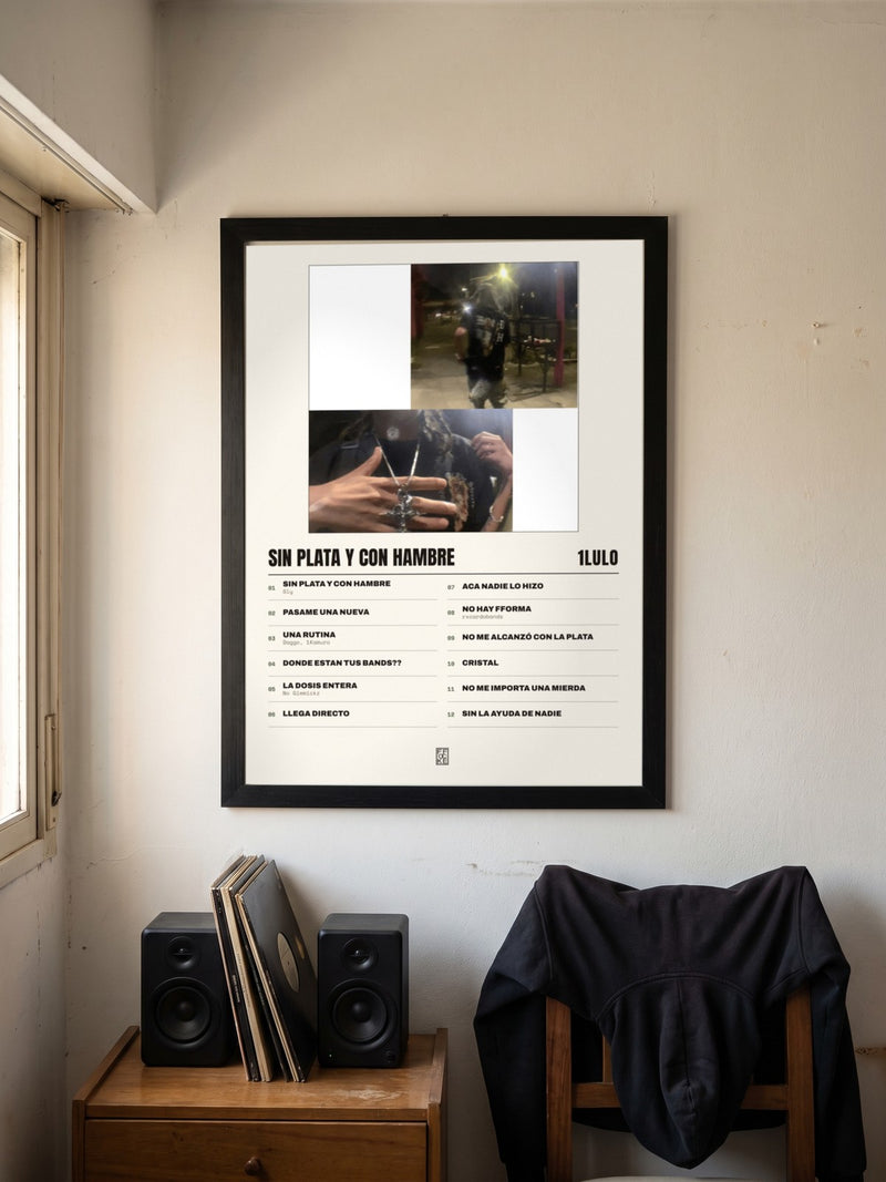 Póster de SIN PLATA Y CON HAMBRE de 1lulo enmarcado en una pared, en un ambiente distinto