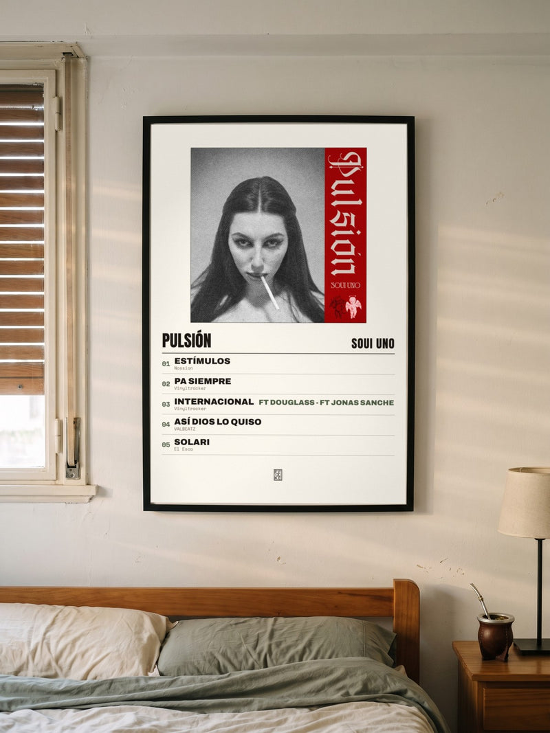 Póster de PULSIÓN de Soui Uno enmarcado en una pared, en un ambiente distinto
