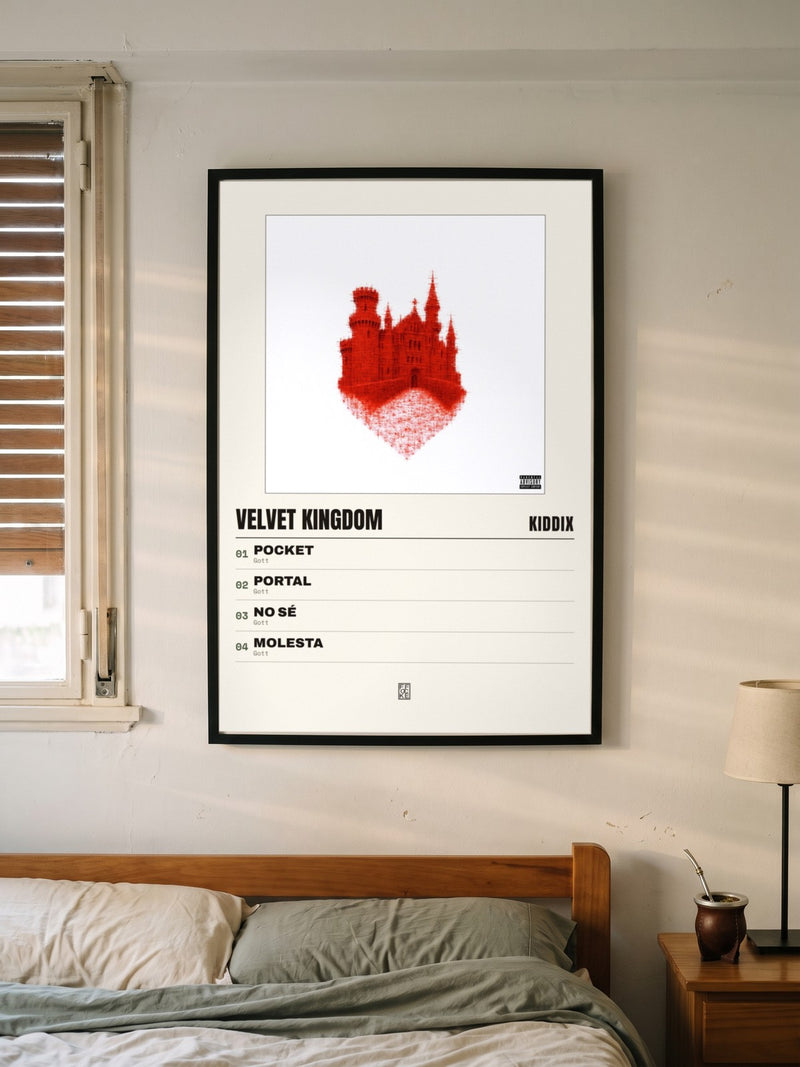 Póster de Velvet Kingdom de KiddiX enmarcado en una pared, en un ambiente distinto