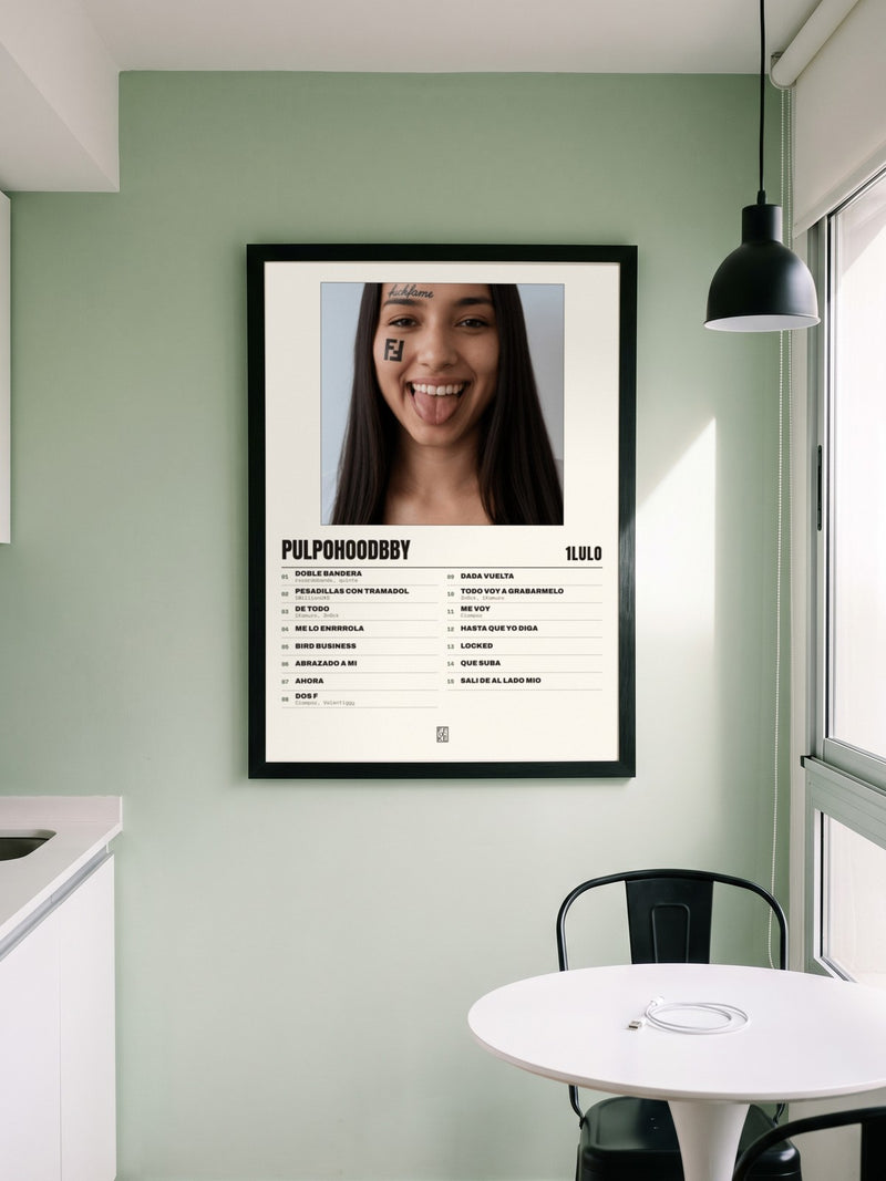 Póster de PULPOHOODBBY de 1lulo enmarcado en una pared, en un ambiente distinto