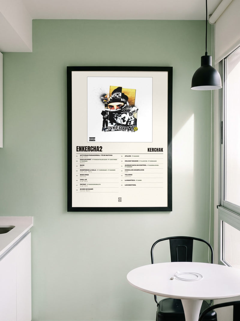Póster de Enkercha2 de KERCHAK enmarcado en una pared, en un ambiente distinto