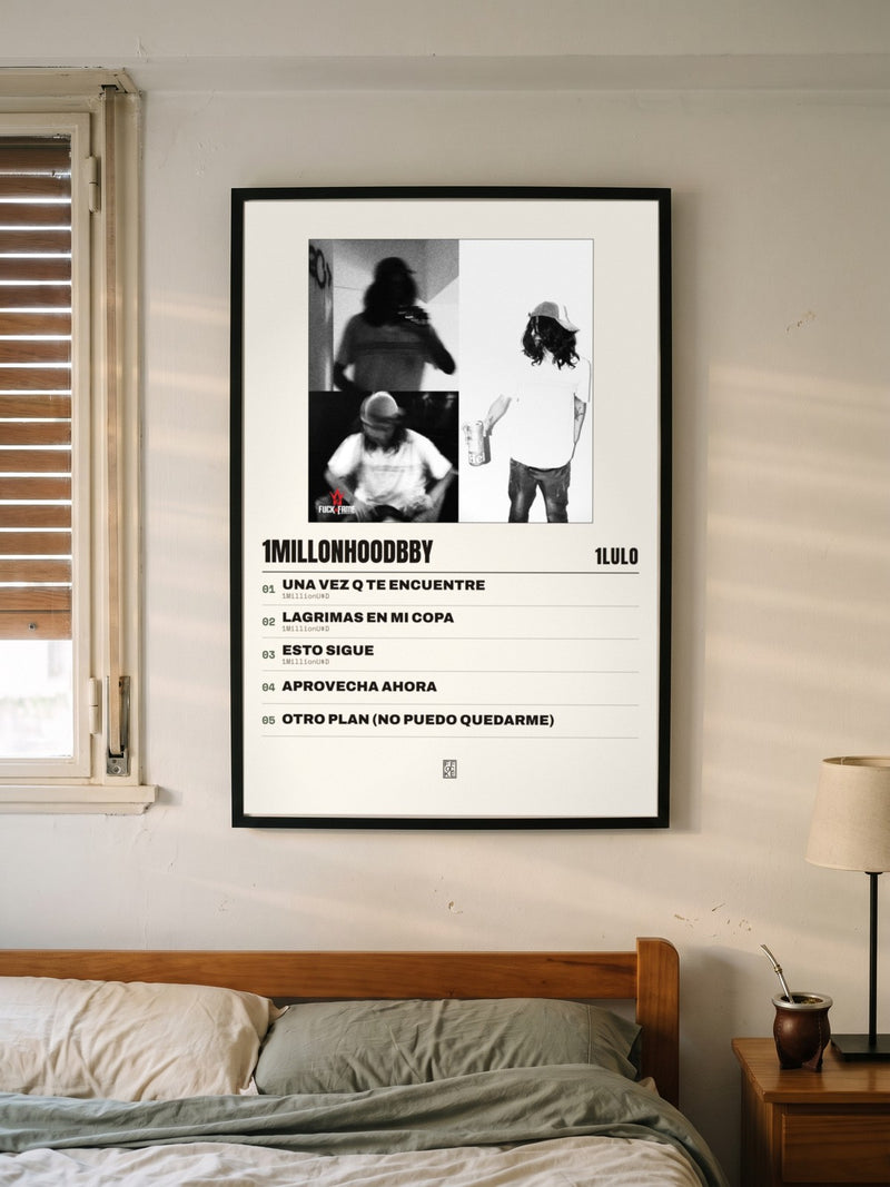 Póster de 1MILLONHOODBBY de 1lulo enmarcado en una pared, en un ambiente distinto