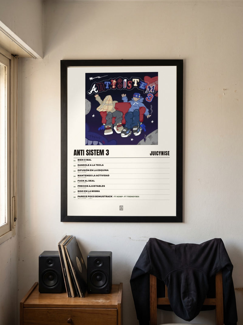Póster de Anti Sistem 3 de JuicyNise enmarcado en una pared, en un ambiente distinto