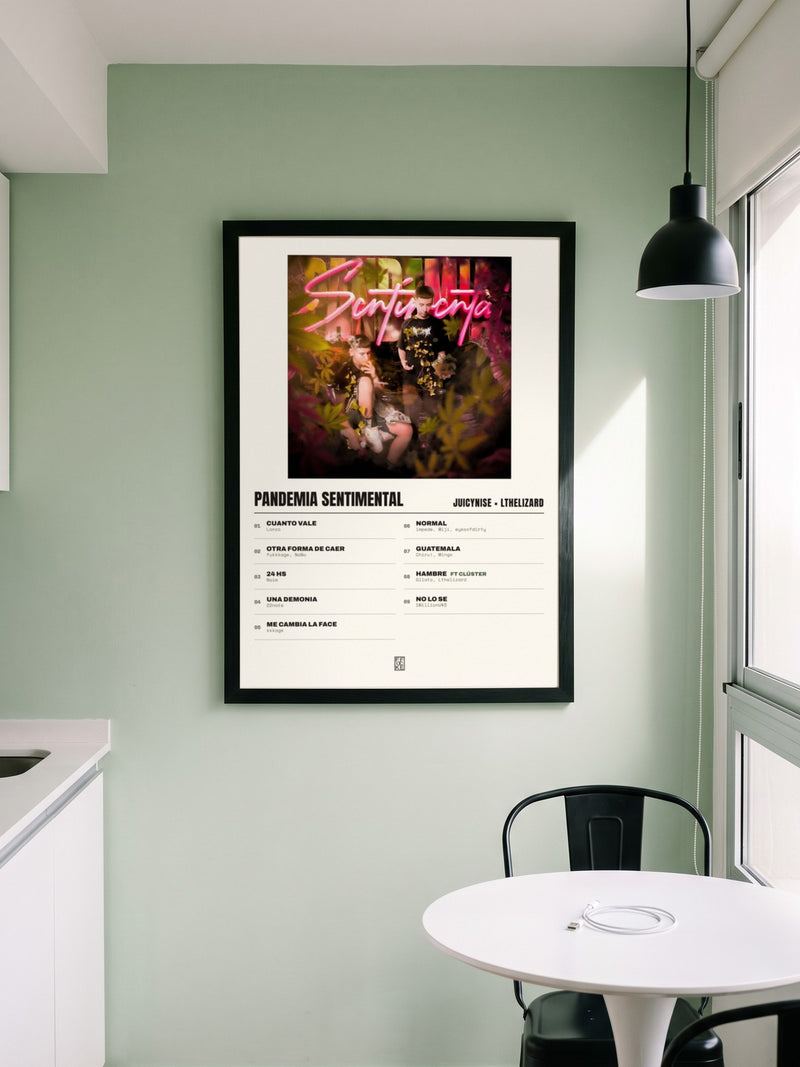 Póster de Pandemia Sentimental de JuicyNise × Lthelizard enmarcado en una pared, en un ambiente distinto