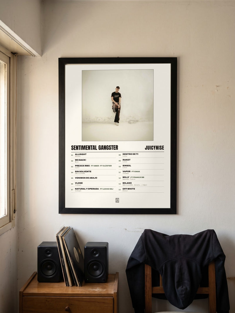 Póster de Sentimental Gangster de JuicyNise enmarcado en una pared, en un ambiente distinto