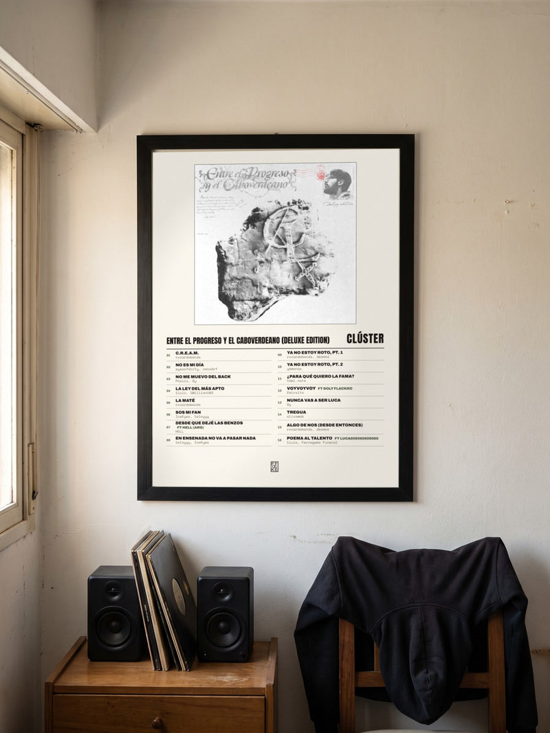 Póster de Entre el Progreso y el Caboverdeano (Deluxe Edition) de Clúster enmarcado en una pared, en un ambiente distinto