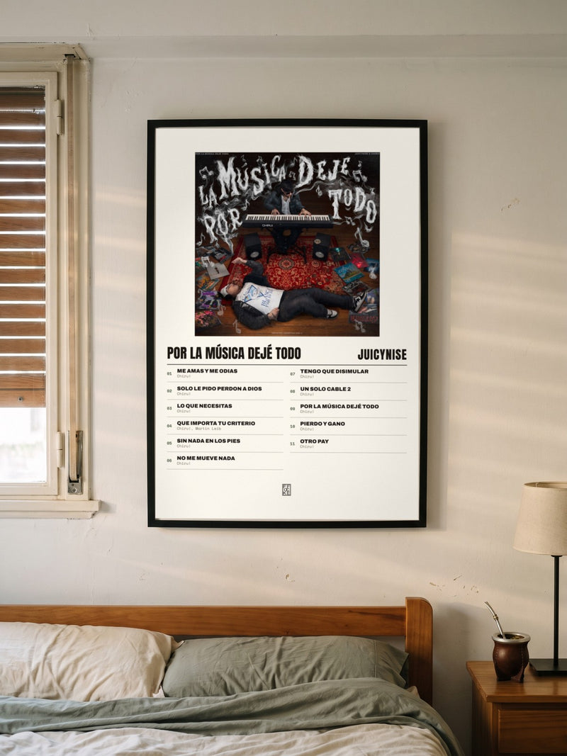 Póster de Por la música dejé todo de JuicyNise enmarcado en una pared, en un ambiente distinto