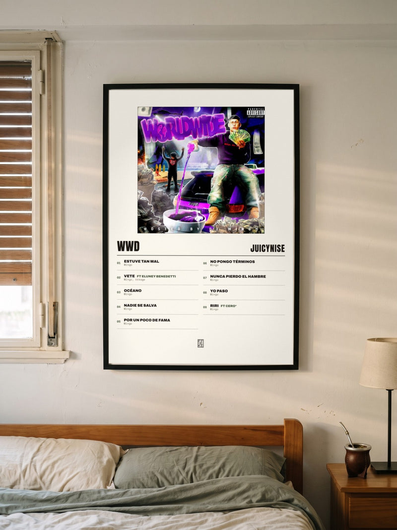 Póster de WWD de JuicyNise enmarcado en una pared, en un ambiente distinto