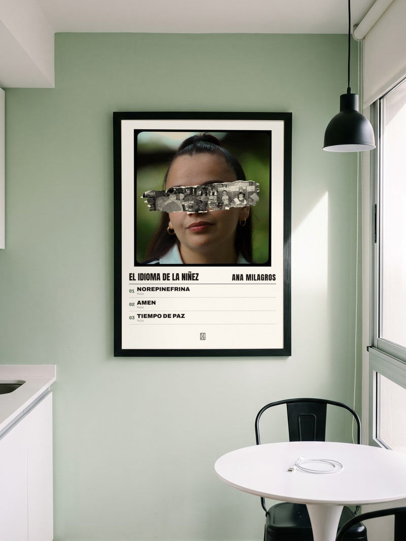 Póster de EL IDIOMA DE LA NIÑEZ de Ana Milagros enmarcado en una pared, en un ambiente distinto