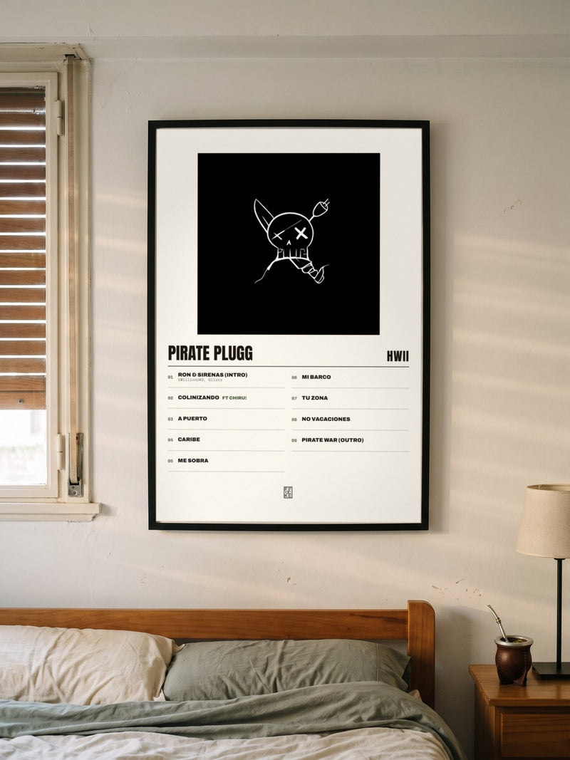 Póster de Pirate Plugg de Hwii enmarcado en una pared, en un ambiente distinto