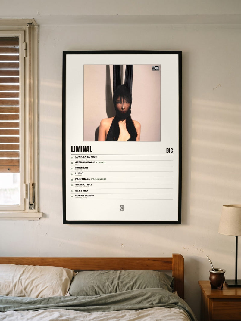 Póster de liminal de BIC enmarcado en una pared, en un ambiente distinto