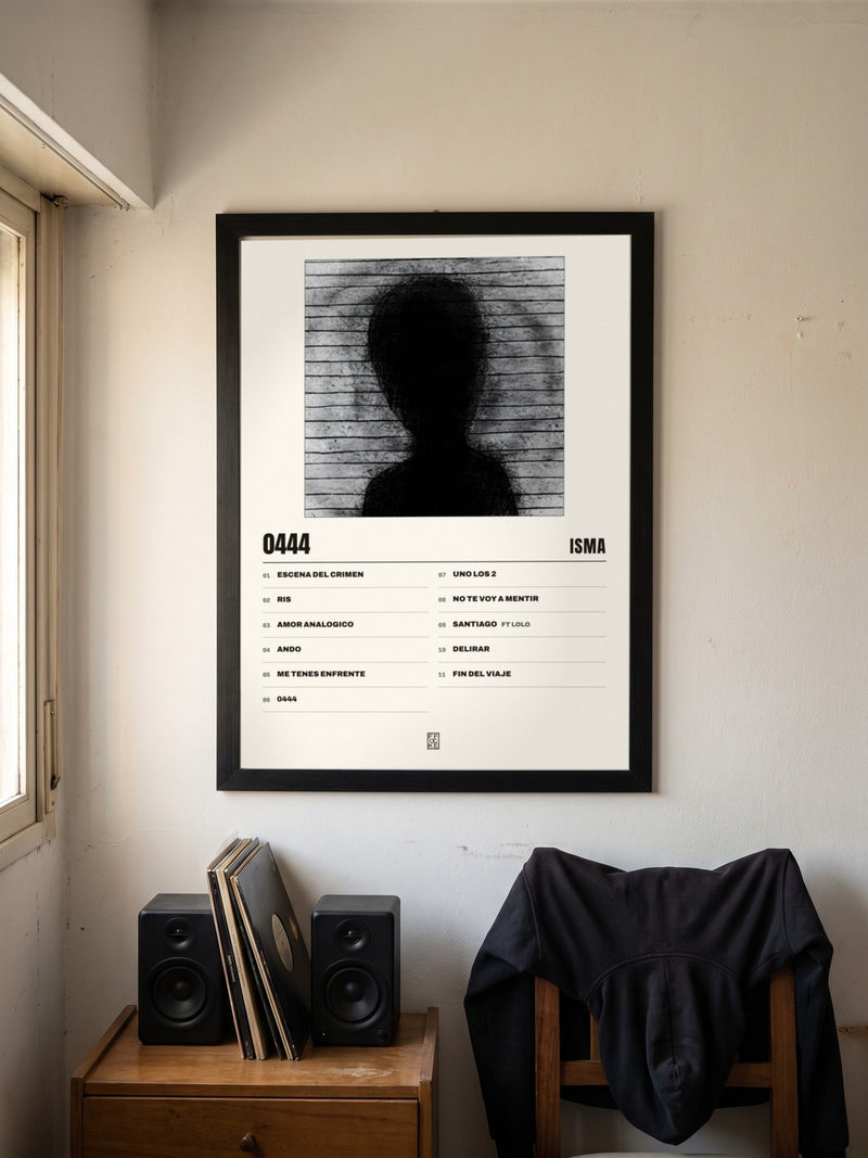 Póster de 0444 de ISMA enmarcado en una pared, en un ambiente distinto