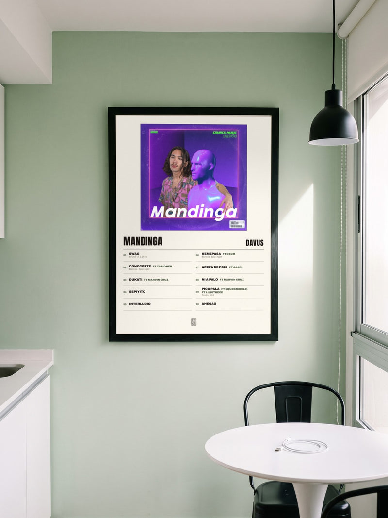 Póster de Mandinga de Davus enmarcado en una pared, en un ambiente distinto